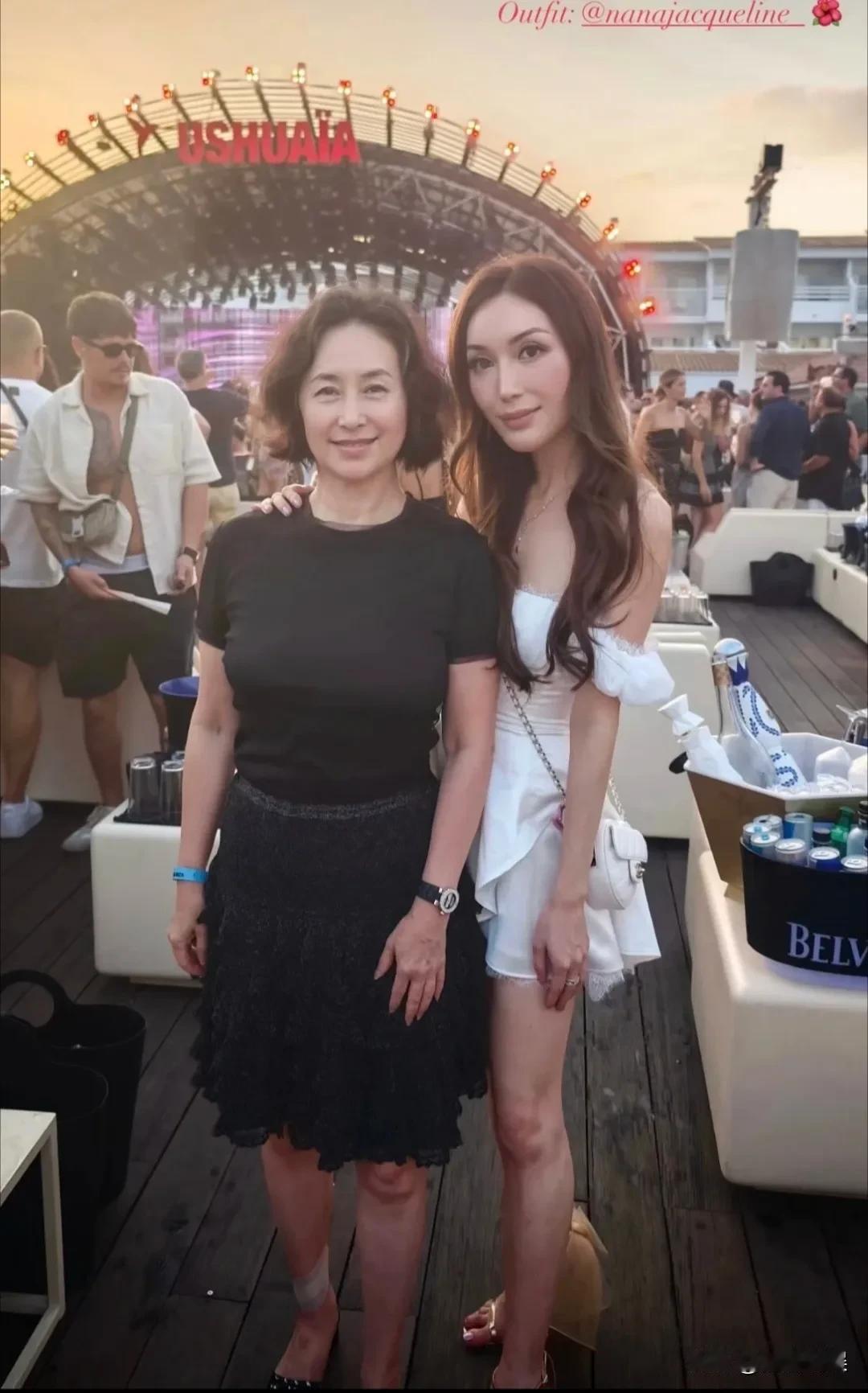 64岁的何超琼和妹妹的女儿何锶珩，一起现身西班牙电音派对，生图好优雅也好抗老。