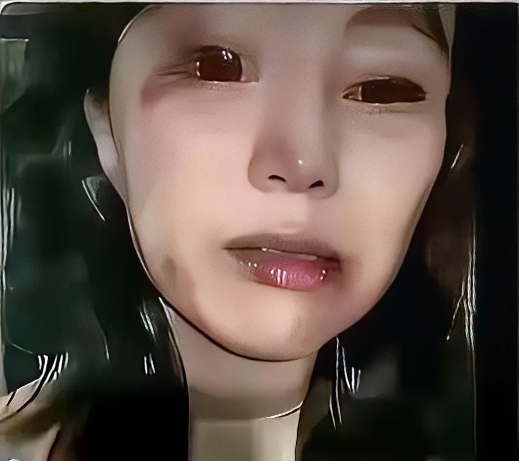 江西这位买鱼的女顾客，这回算是实实在在挨了一顿社会的毒打。人家卖鱼大哥天天握着