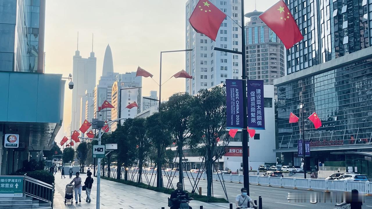 APEC会议一来，深圳的诸多实力再也不能深藏不露了，中国的第三大城市站在全
