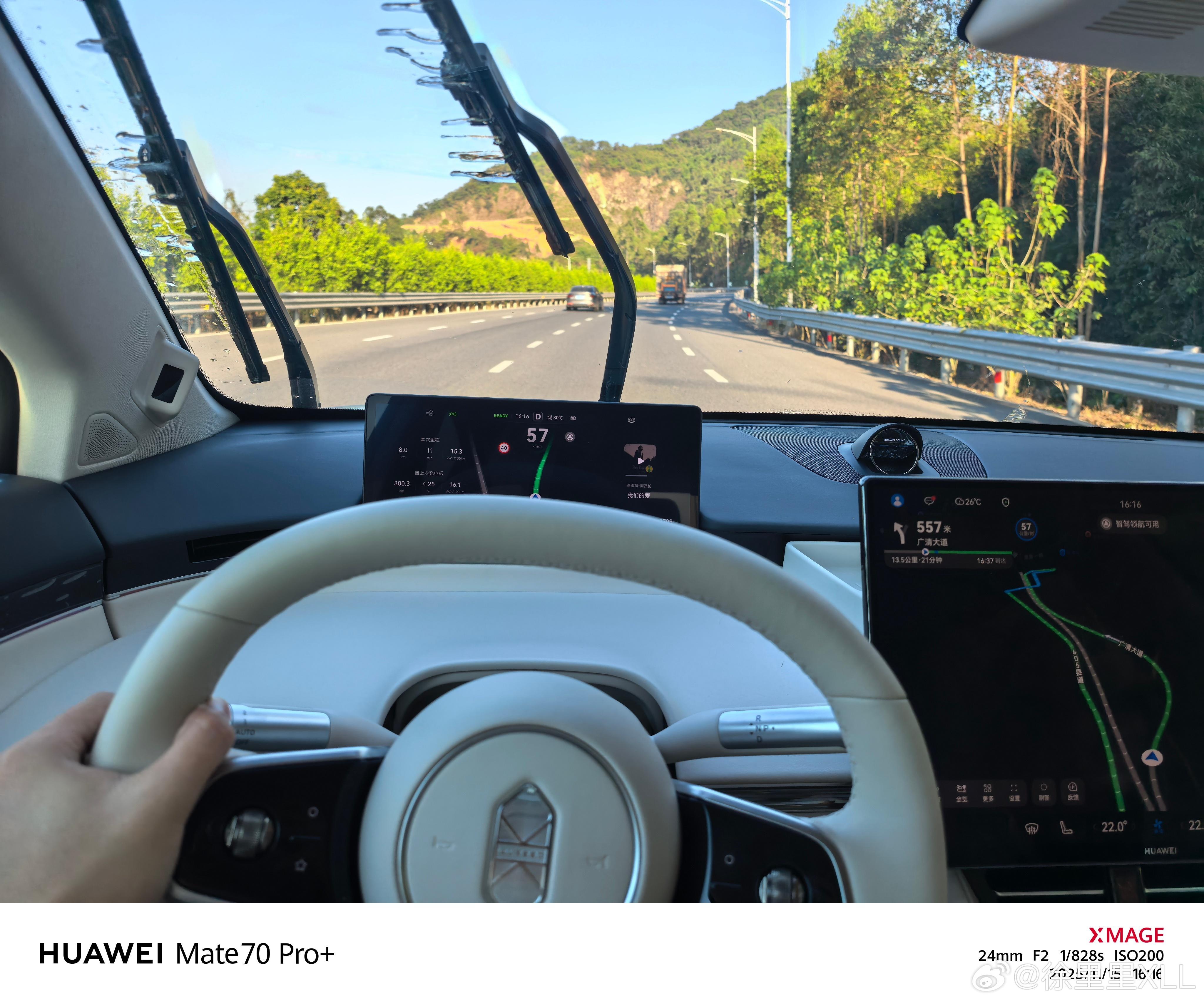 智界R7这个雨刮器很有意思。他不是两个固定的喷水口对着玻璃呲水。而是水管埋在雨刮