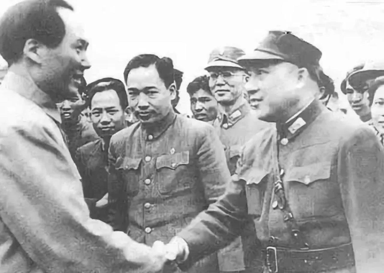 很多人不知道，毛主席飞抵重庆谈判时，第一个上前迎接的国民党高官，根本不是蒋介石。