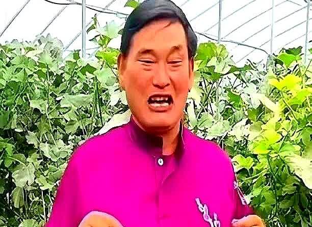 大衣哥又捅了马蜂窝了。他就说了句："祝全国朋友们端午节快乐"，很多人骂他
