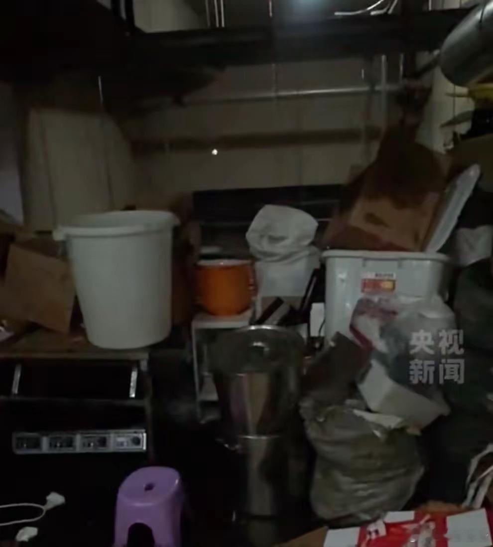 我以前很爱吃某县小吃的。拌面，云吞，蒸饺还有炖汤我都特别喜欢，那个拌面里的花生