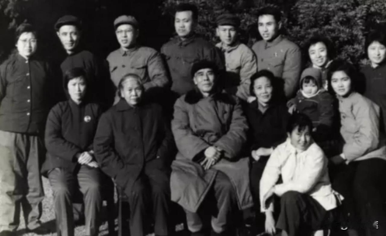 1976年毛主席逝世，李敏手拿守灵名单，提醒道：我有个哥哥还活着1976年