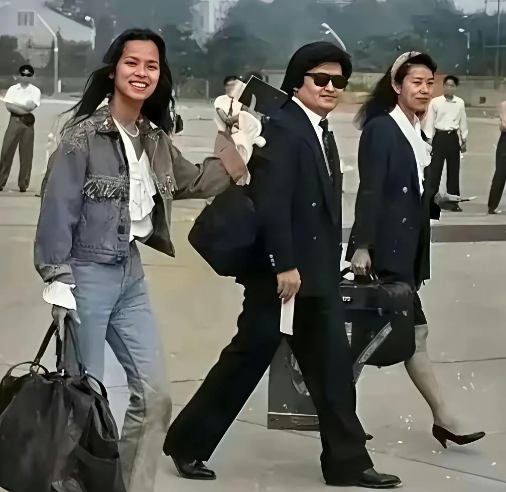 一晃过去35年了，这是1990年，韦唯和刘欢的一张照片，韦唯，26岁。刘欢，27