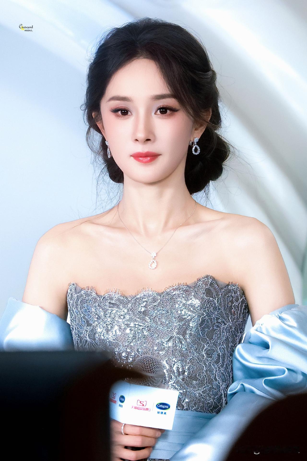 杨幂终于醒悟了终于不执着于红毯打开一看以为她是去参加尖叫之夜了，但其实不是，