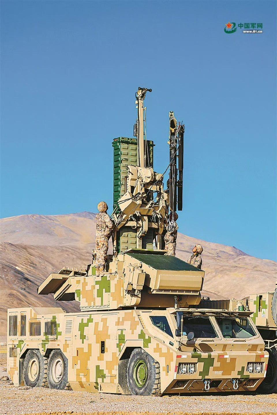 红旗-17防空导弹发射车这个液力悬挂系统很高级，完全趴在地上装填导弹。降低重