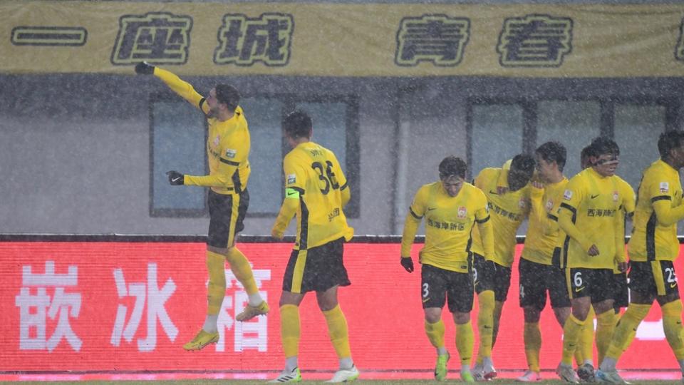 中超: 西海岸2-0三镇, 段刘愚、阿齐兹破门, 三镇2连败0进球垫底