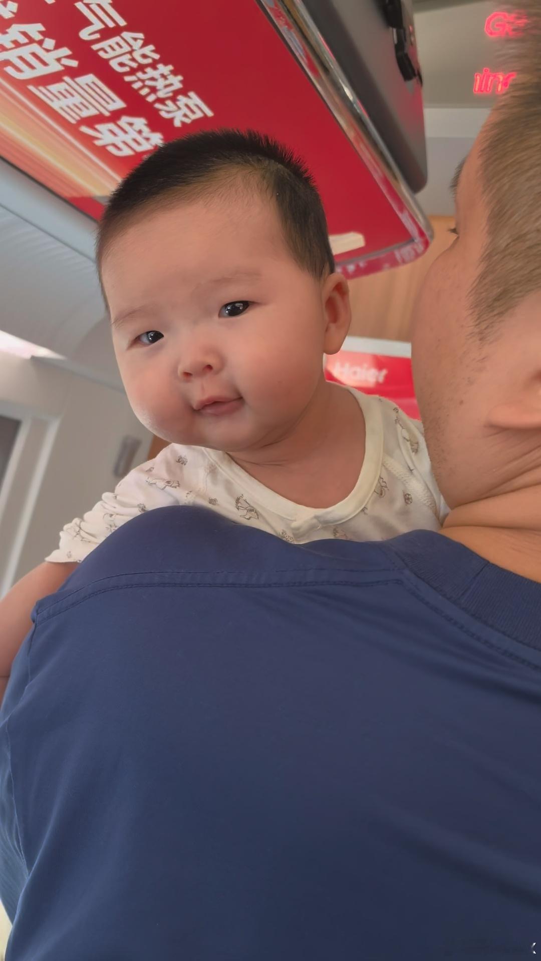 女大十八变从满头秀发变成了寸头​​​