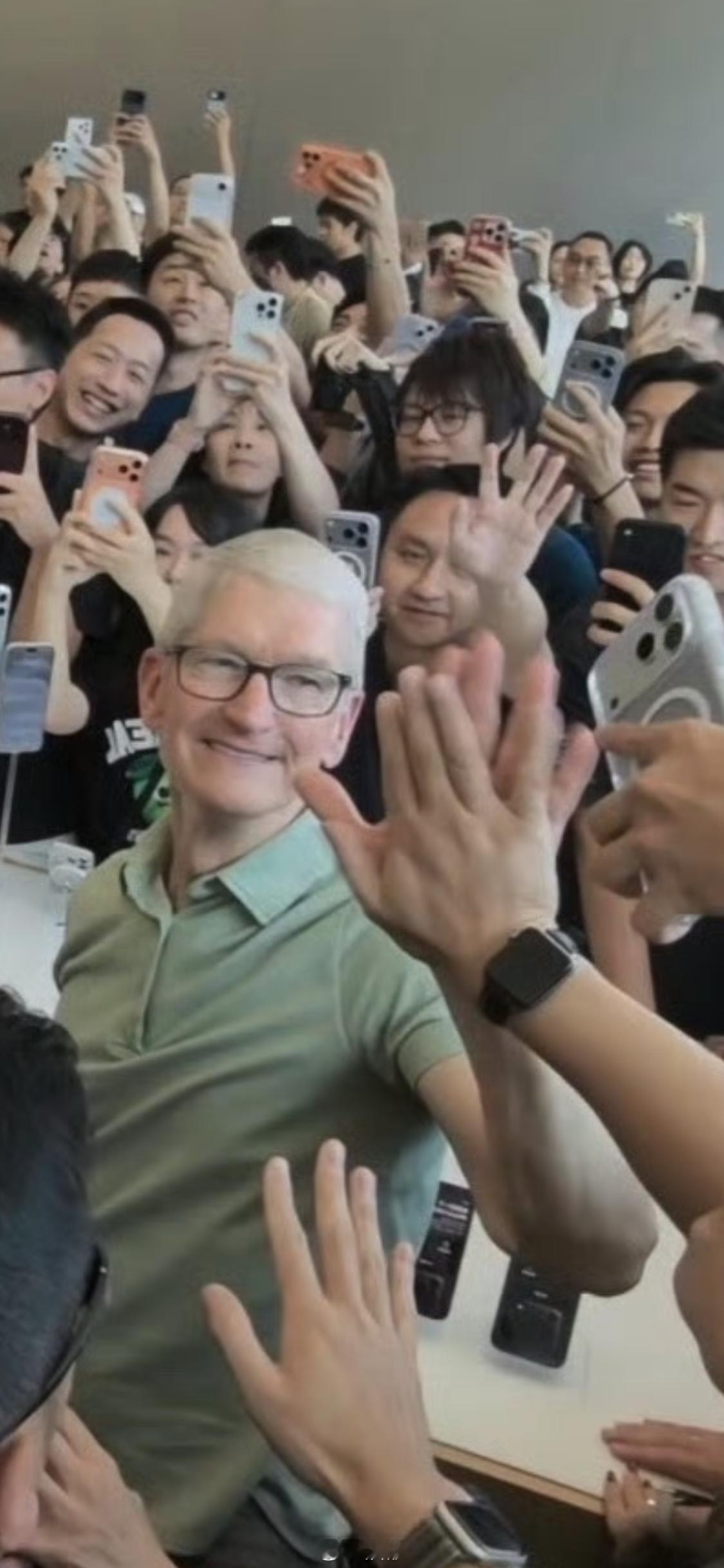 难怪库克笑得那么开心，放眼望去，全是iPhone！​​​