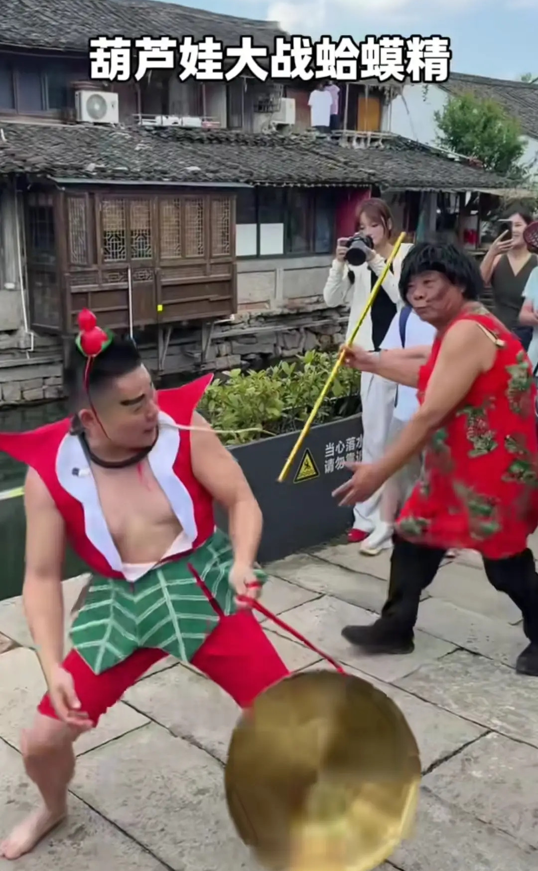 现在全网最后悔的人，估计就是葫芦娃爷爷了，本以为把葫芦摘了能清净了，结果隔壁咖啡店不仅挂上“假葫芦”