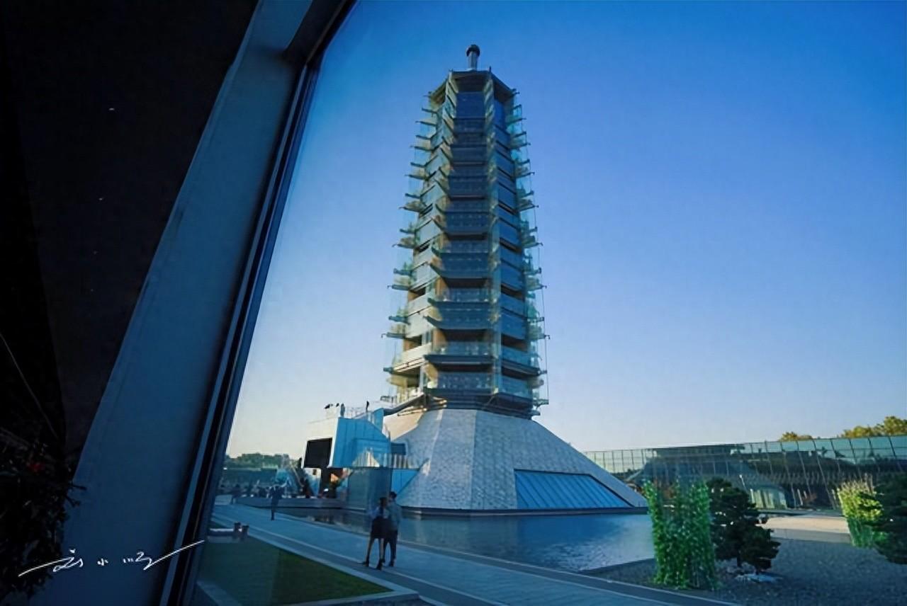 南京大报恩寺的重建塔因现代玻璃造型饱受“最丑”吐槽，但其前身琉璃塔曾与长城齐名，
