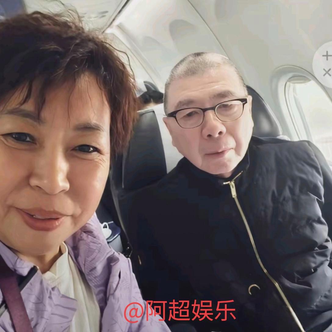 和冯小刚的合影，冯小刚的头发为什么缺一块岁月不饶人啊