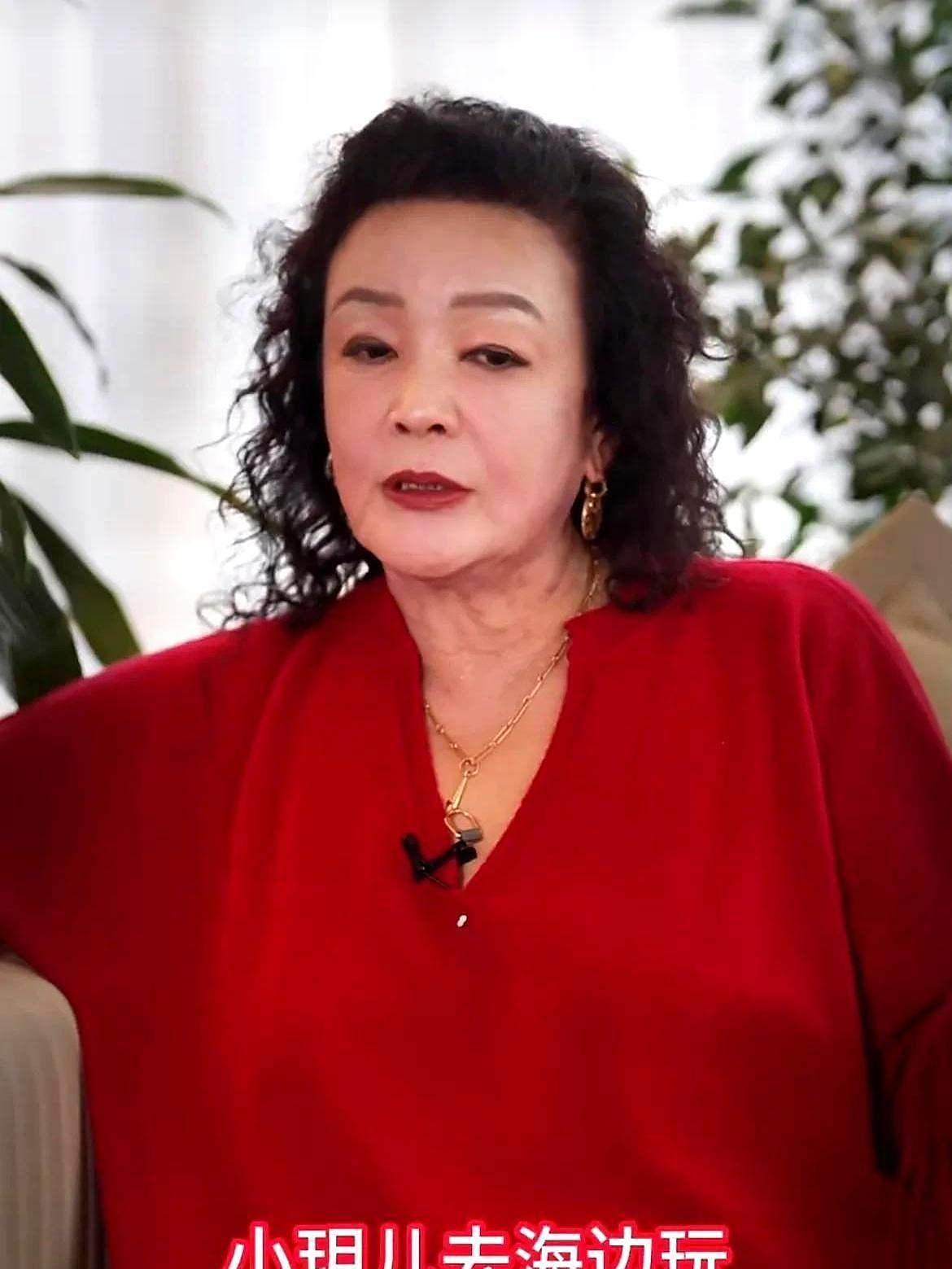 张兰最近可郁闷了，就因为小玥儿在镜头前的那句话。那天她正直播，小玥儿突然凑过来脆