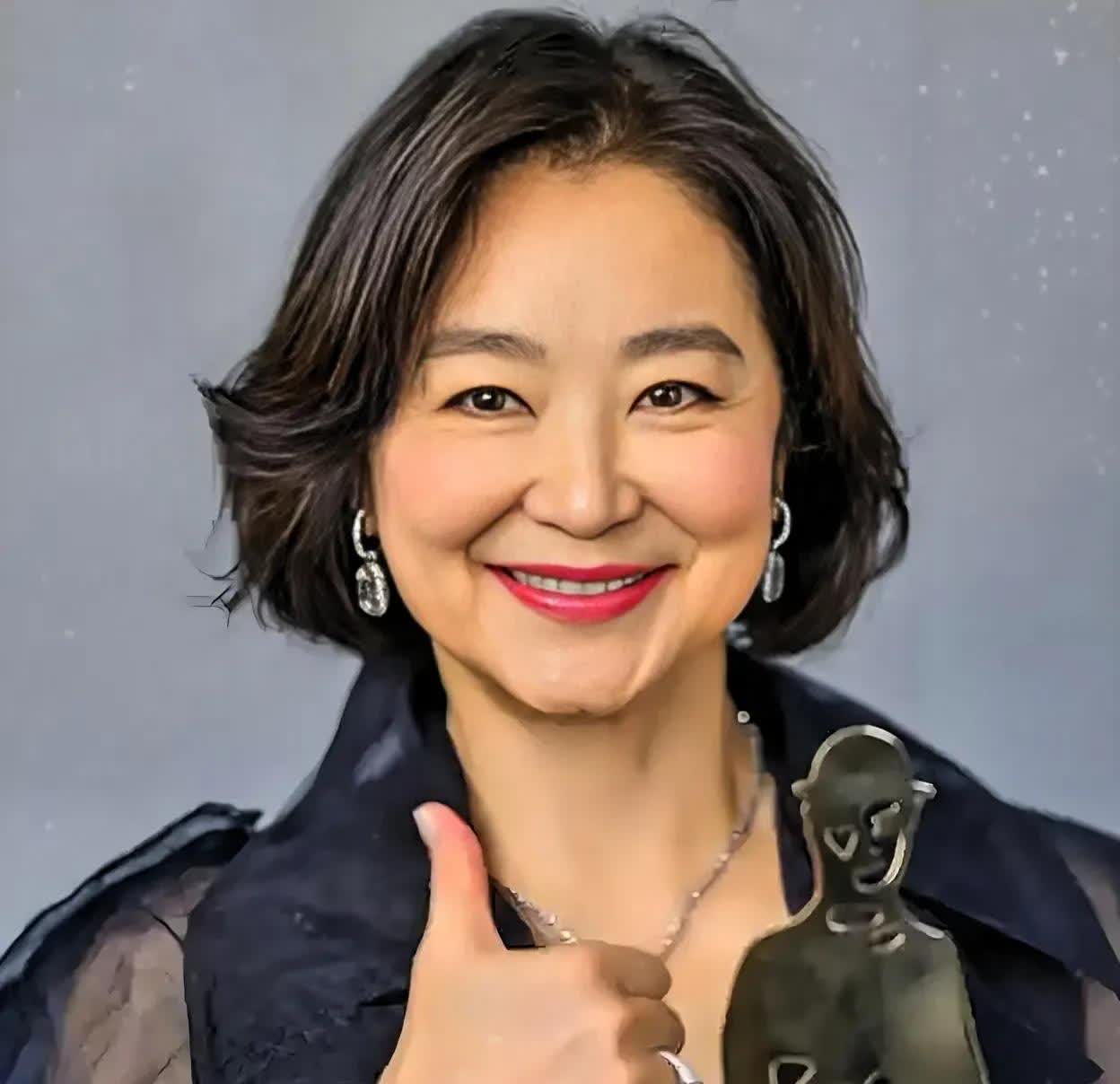 我问闺蜜：你老了以后更愿意变成林青霞还是叶童？闺蜜眼睛一亮：‘这