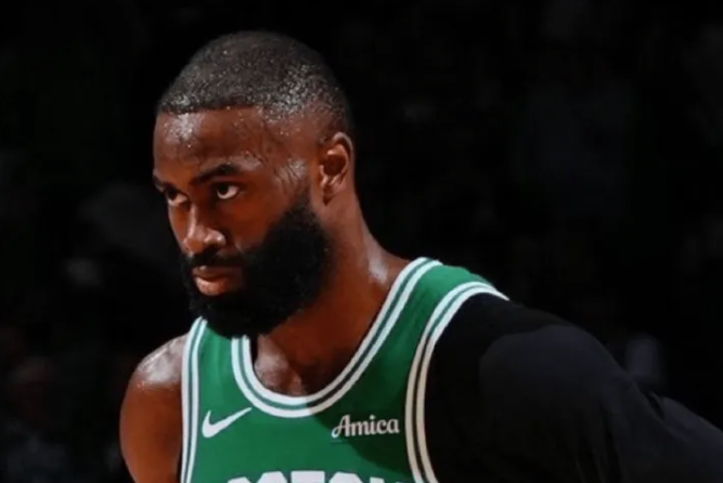ESPN记者ZachLowe近日做客节目，期间他谈到了火箭与杰伦-布朗的交易传