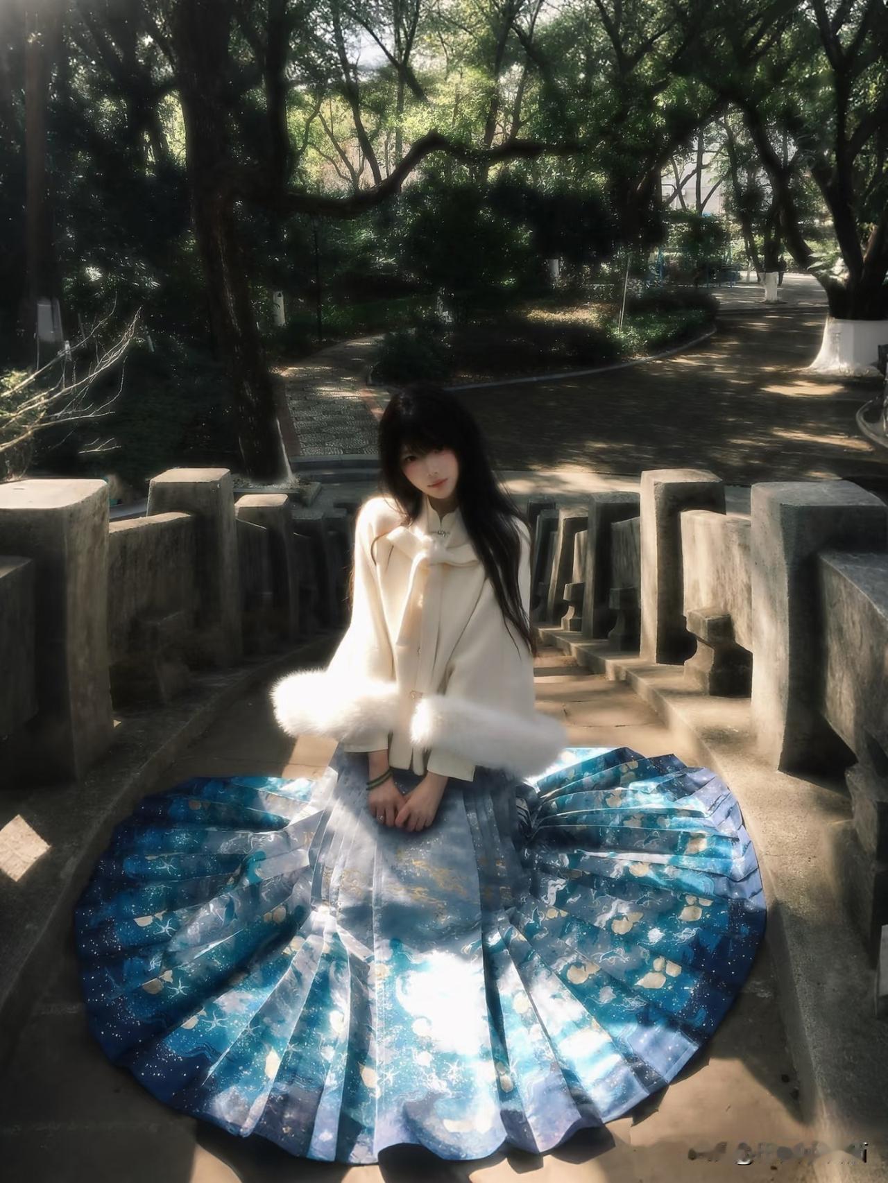 愿我如星君如月，夜夜流光相皎洁温婉大方的美女