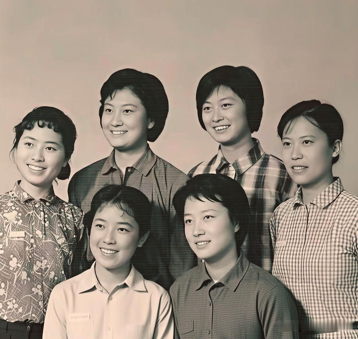 当年敬一老师和同学们清一色利落短发，笑容纯粹；如今白发与黑发交织，神态依旧亲和。