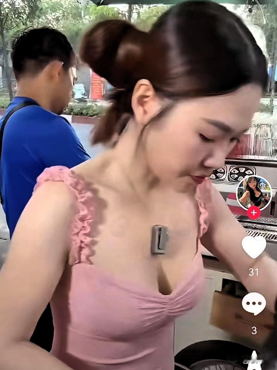 这对夫妻的操作真让人直呼“看不懂”！女的摆摊穿得清凉还一脸自豪，男的倒