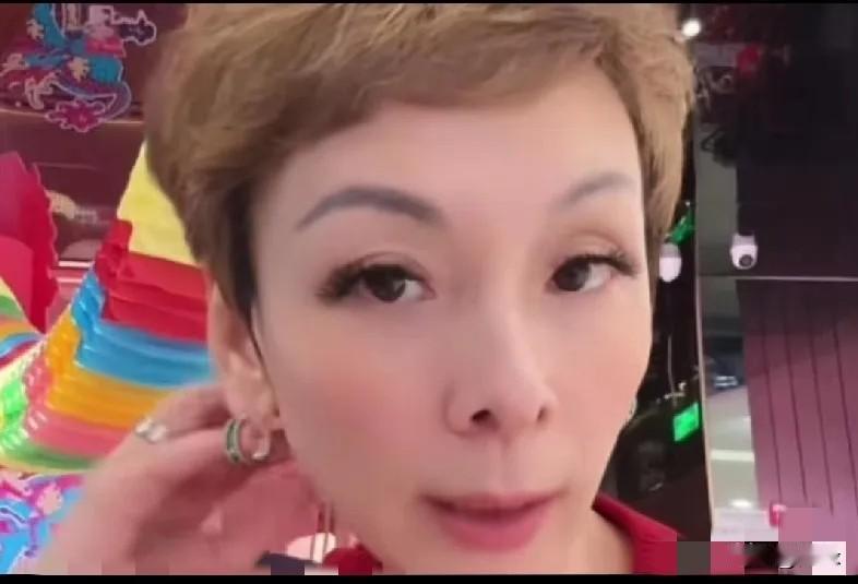 洋洋解释上次年会上对汪小菲生气，是因为压力大，着急业绩，才说他的！私下两人关系