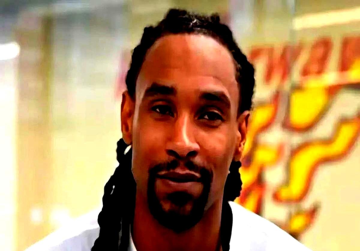 一米七九，放普通人里算高，放CBA就是“二等残”。徐杰刚出道，球探一句“