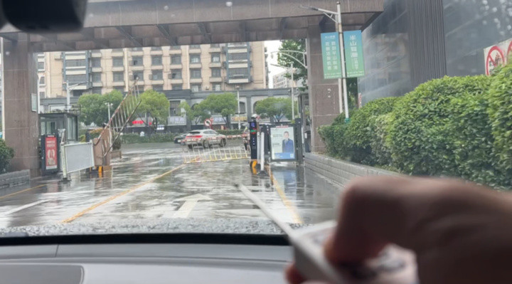 “万能遥控器”随意开关, 学校、小区、商场、单位等处大门形同虚设