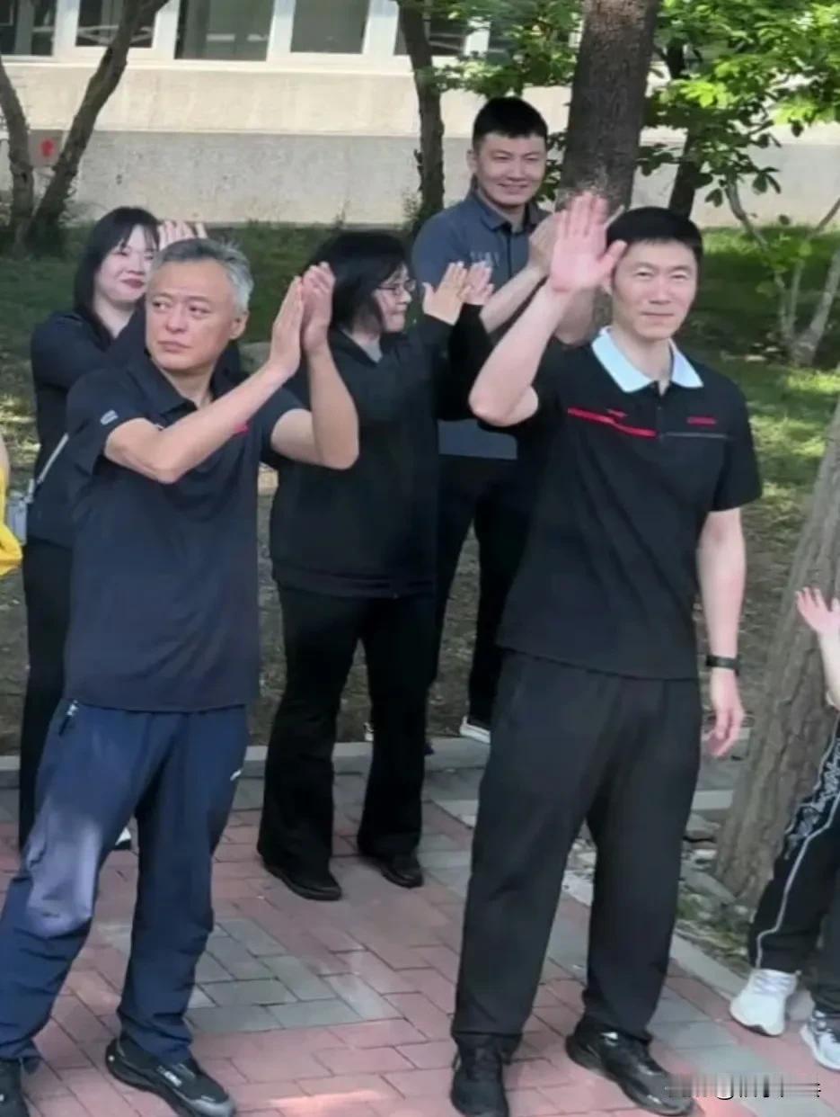 国乒出征多哈世锦赛，王励勤并未随队同行，但开赛后肯定会赶到马龙在总局为大家送行