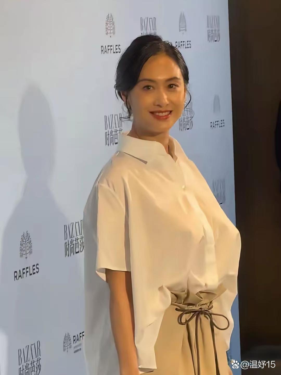 54岁朱茵参加活动照。