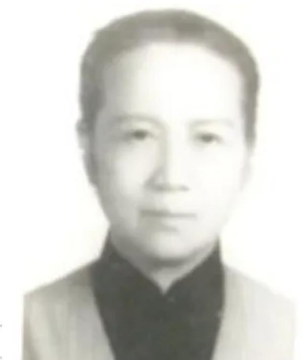 1951年，一位母亲带着儿子在澳门街头乞讨。此时，儿子已经奄奄一息，可是路人却很