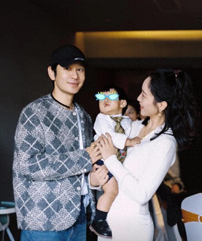 黄晓明一家4口参加生日宴，小海绵被奶奶搂在怀中，长腿溢出屏幕11月11日，黄晓