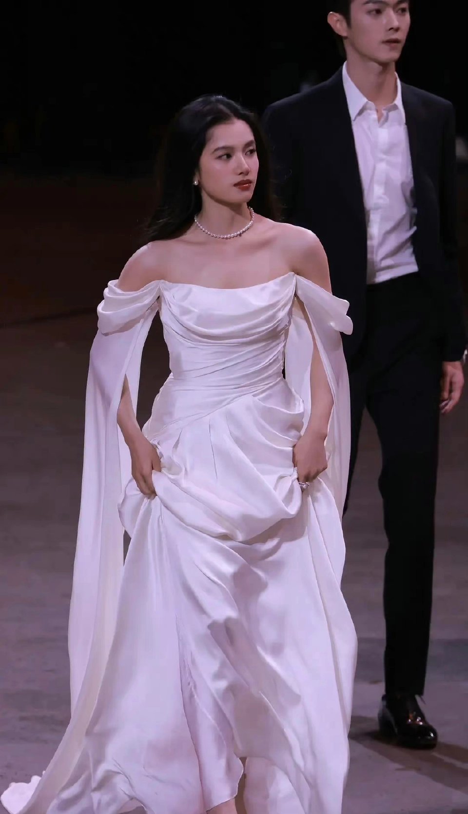 张婧仪好吃妆造，有时候看起来又壮又土……