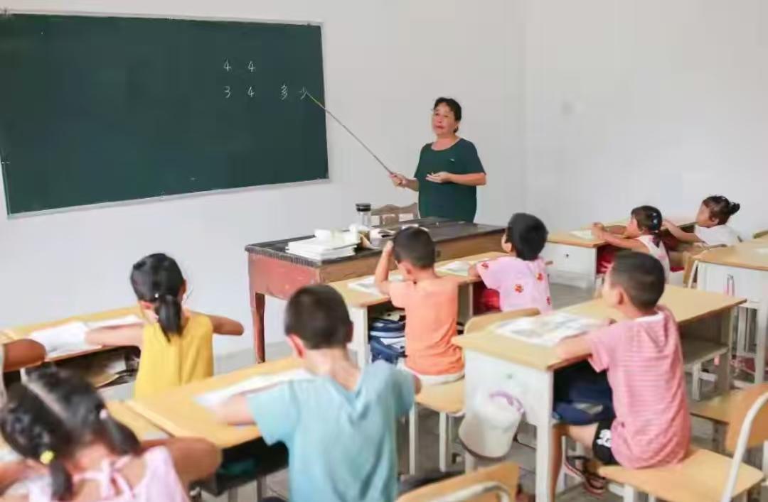 幼儿园关门，老师转行，高校招不满学生。2025年高考人数真降了，1335万，