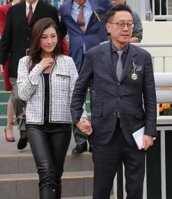 有钱人真好呀，已经60多岁的的富豪许晋亨，在大街上手牵漂亮媳妇李嘉欣，虽然李嘉欣