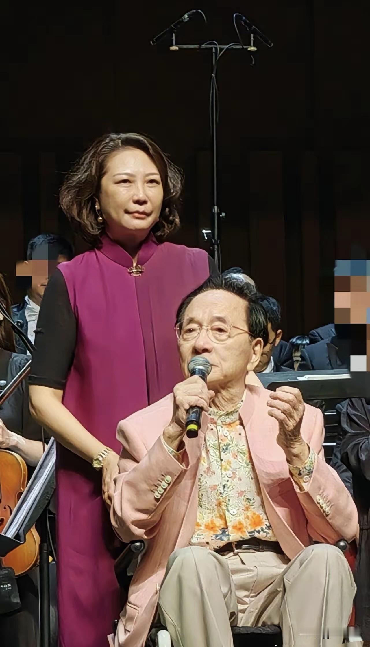 陈钢都九十岁坐轮椅了，前几年经常为秦怡老师伴奏《鲁妈独白》，觉得他还年轻图二