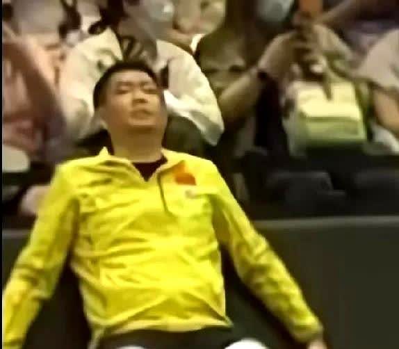 连丢6分，教练还在躺平观众集体怀疑：这怕不是来度假的孙颖莎大迪急得原