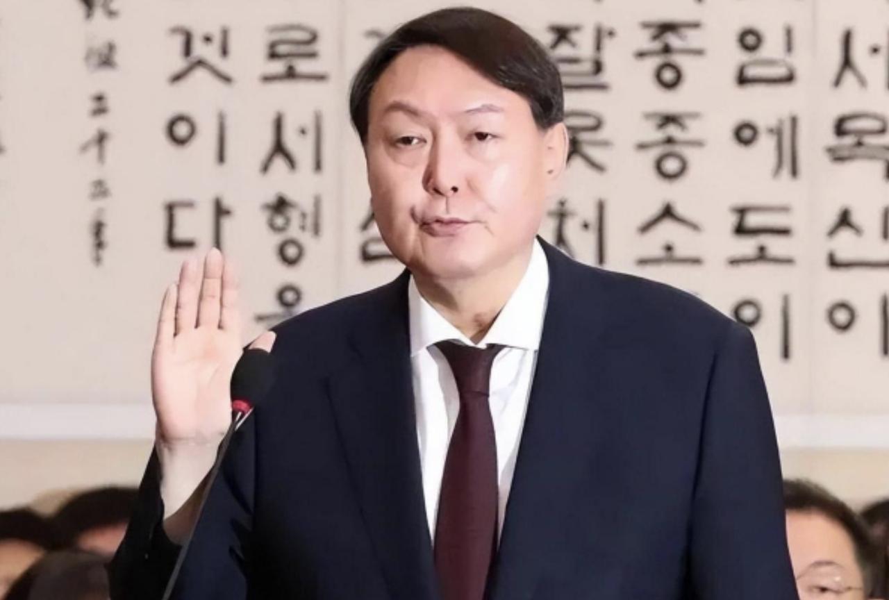 尹锡悦诠释了一个韩国男人的发型变迁。1.当检察官的时候，头发是塌下来的，不像一