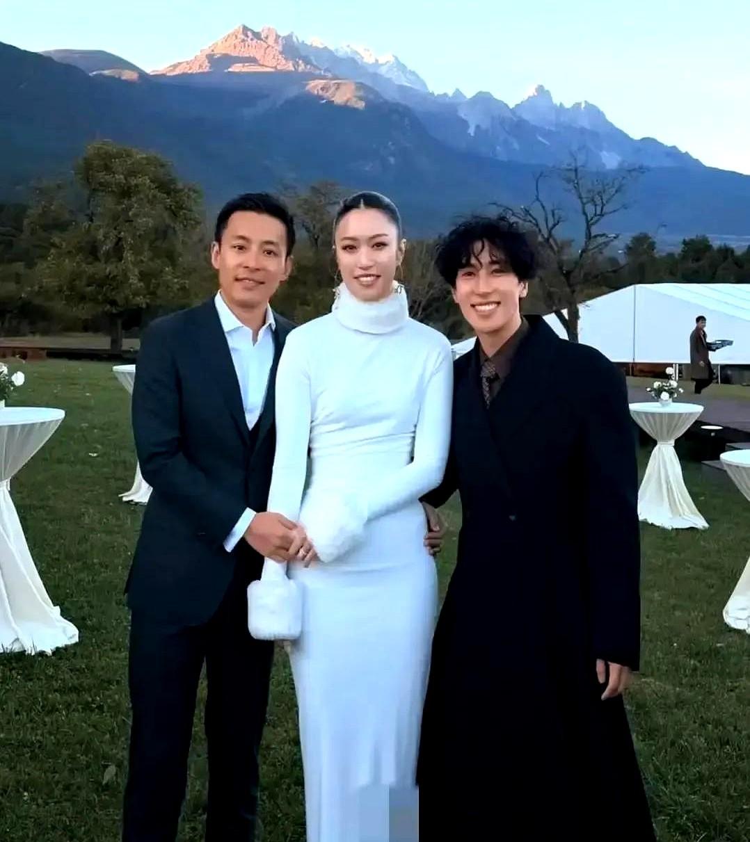 霍家婚礼，现场只有几把白椅子。霍英东的孙子霍启仁，在玉龙雪山办婚礼，宾客不到