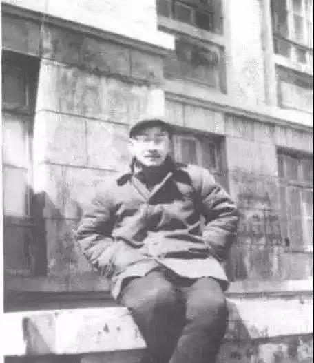 1983年10月31日，内蒙古，潦倒不堪的教师公寓里，男人衣着寒酸，面色惨白，死