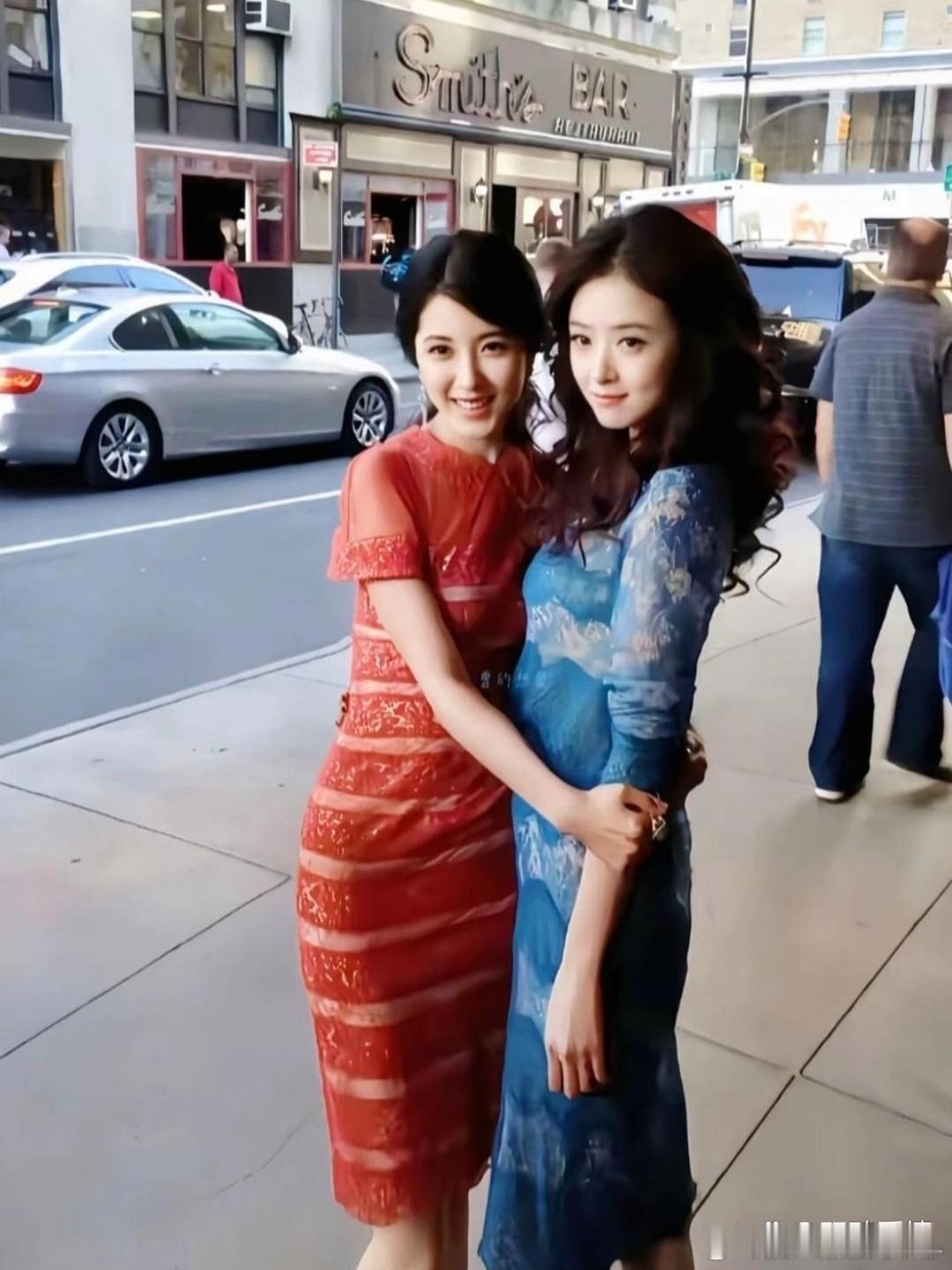 瞅见蒋欣跟曾黎早年的合照，这下才整明白：绝色跟漂亮的差别。