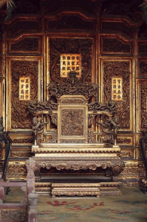 皇帝早没了，每天几万游客逛故宫，可太和殿那张龙椅，至今没人敢去坐。你说奇怪不？当