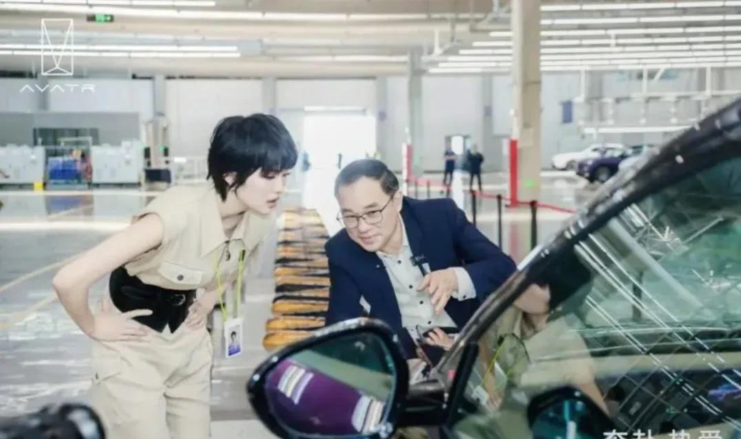 姚安娜戴工牌到车间工厂打工。520别人忙着恋爱，“华为二公主”姚安娜却跑去打工了
