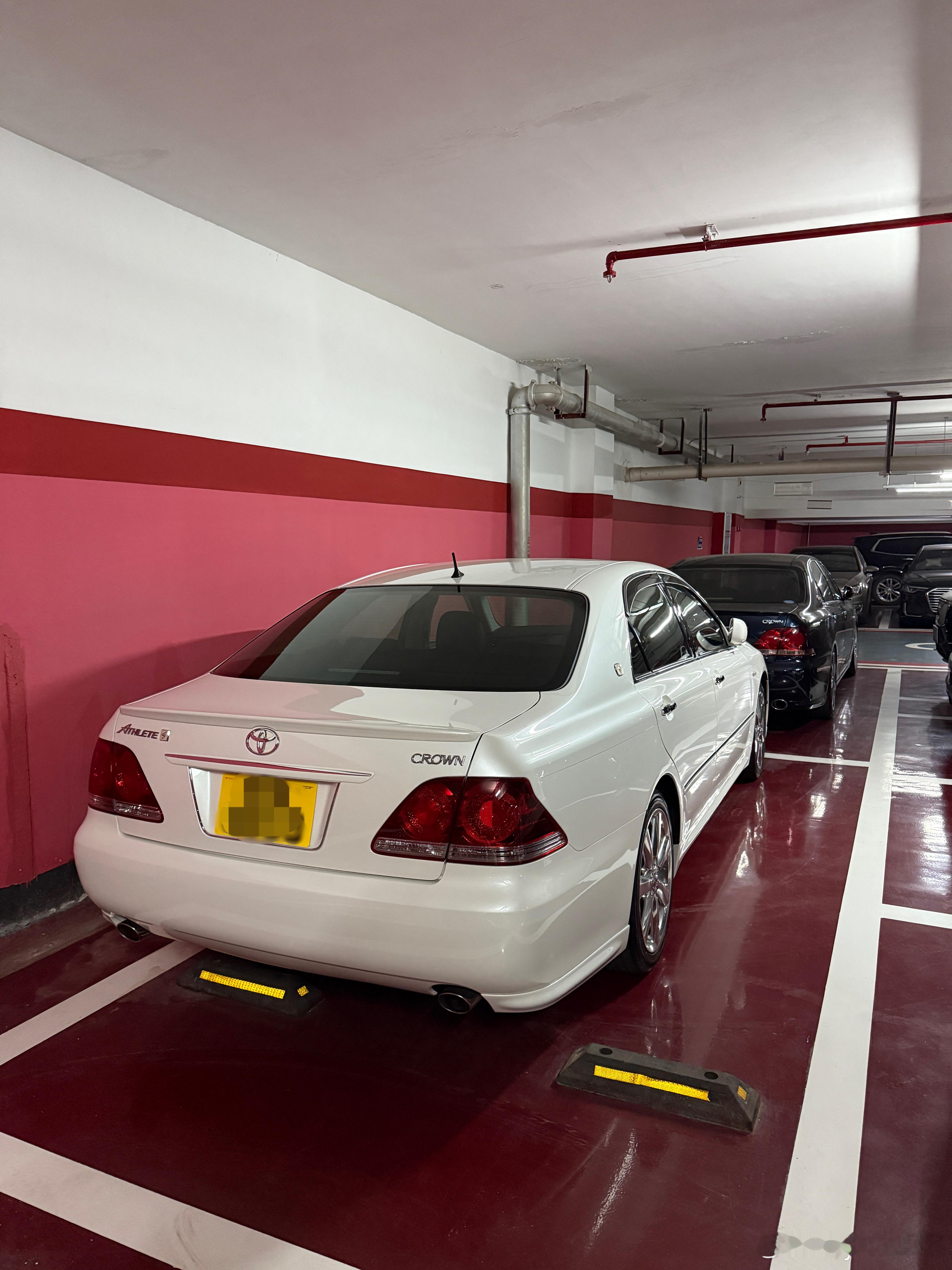 1w公里的准新车12代皇冠来了这车就别说开了，停在普通车库都觉得好罪恶，应该找个