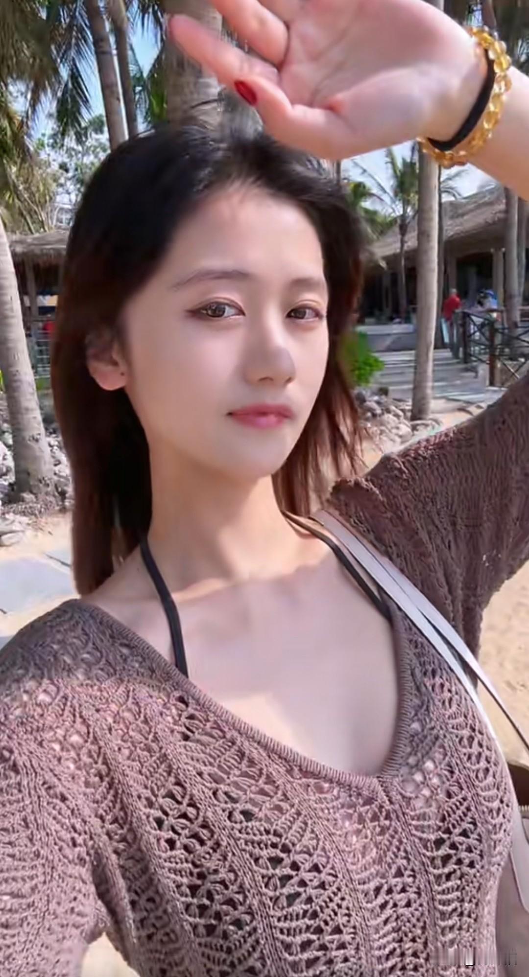 在阳光灿烂的海边度假，无疑是人间至美之事。阳光倾洒在沙滩上，闪烁着耀眼的光芒，踩