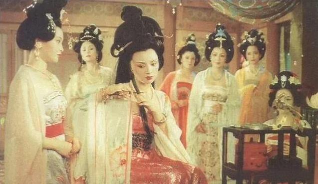 适逢安禄山的生日，李隆基与杨玉环专门去给安禄山买了衣服，并且召安禄山进宫，杨玉环