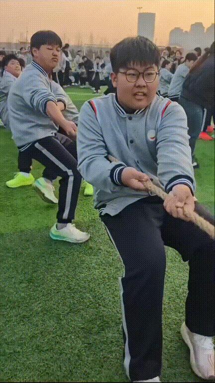 这句话可太有含金量了！学校举行拔河比赛，班主任扯着嗓子给班里同学加油，但是前排的