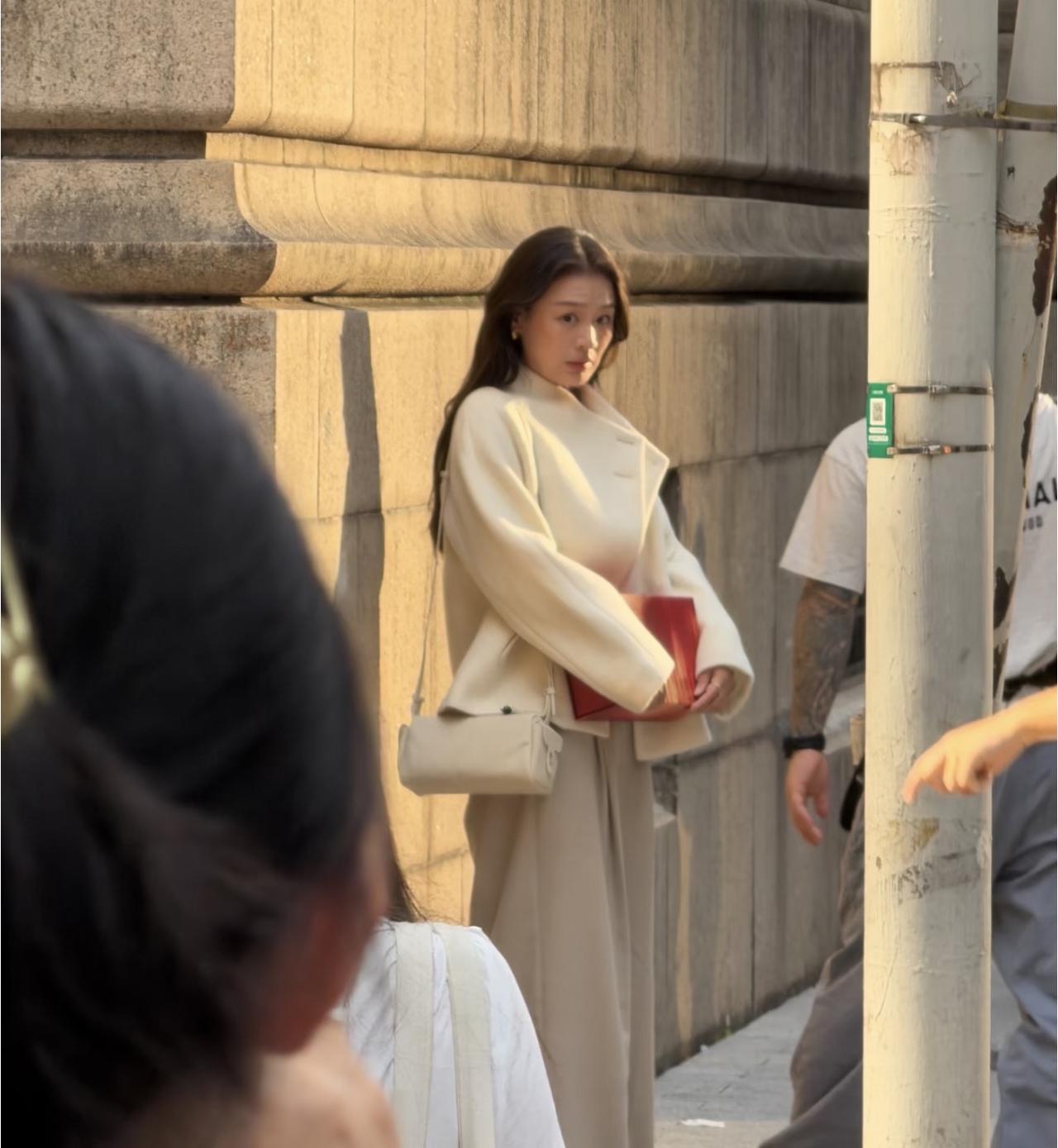 蒋雯丽外甥女、38岁马思纯在上海街头拍广告，别人穿短袖她穿大衣，五官很普通。