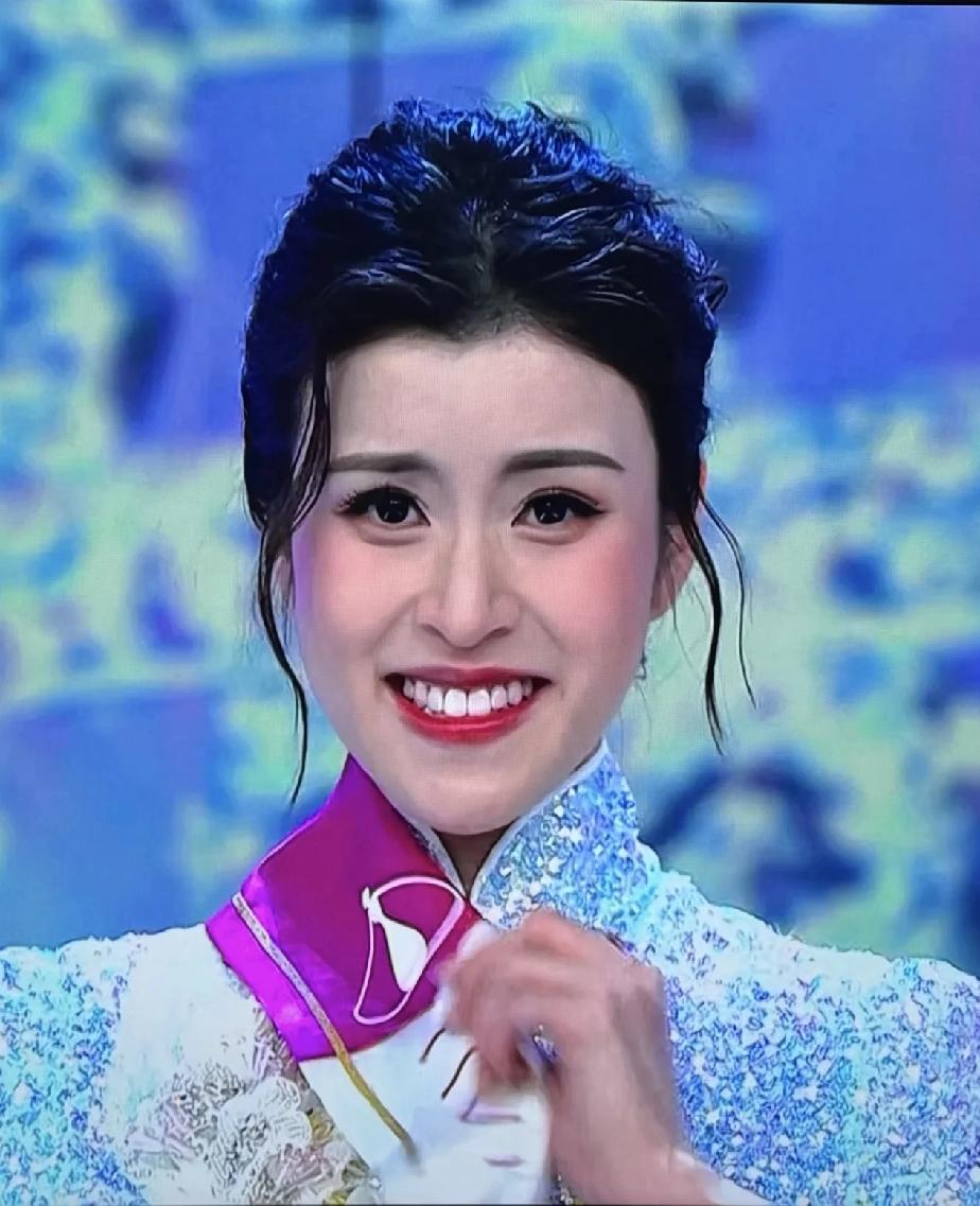 看不懂了，左边是美貌与智慧并重的冠军，右边的拿了一个安慰奖[捂脸哭]只能说现