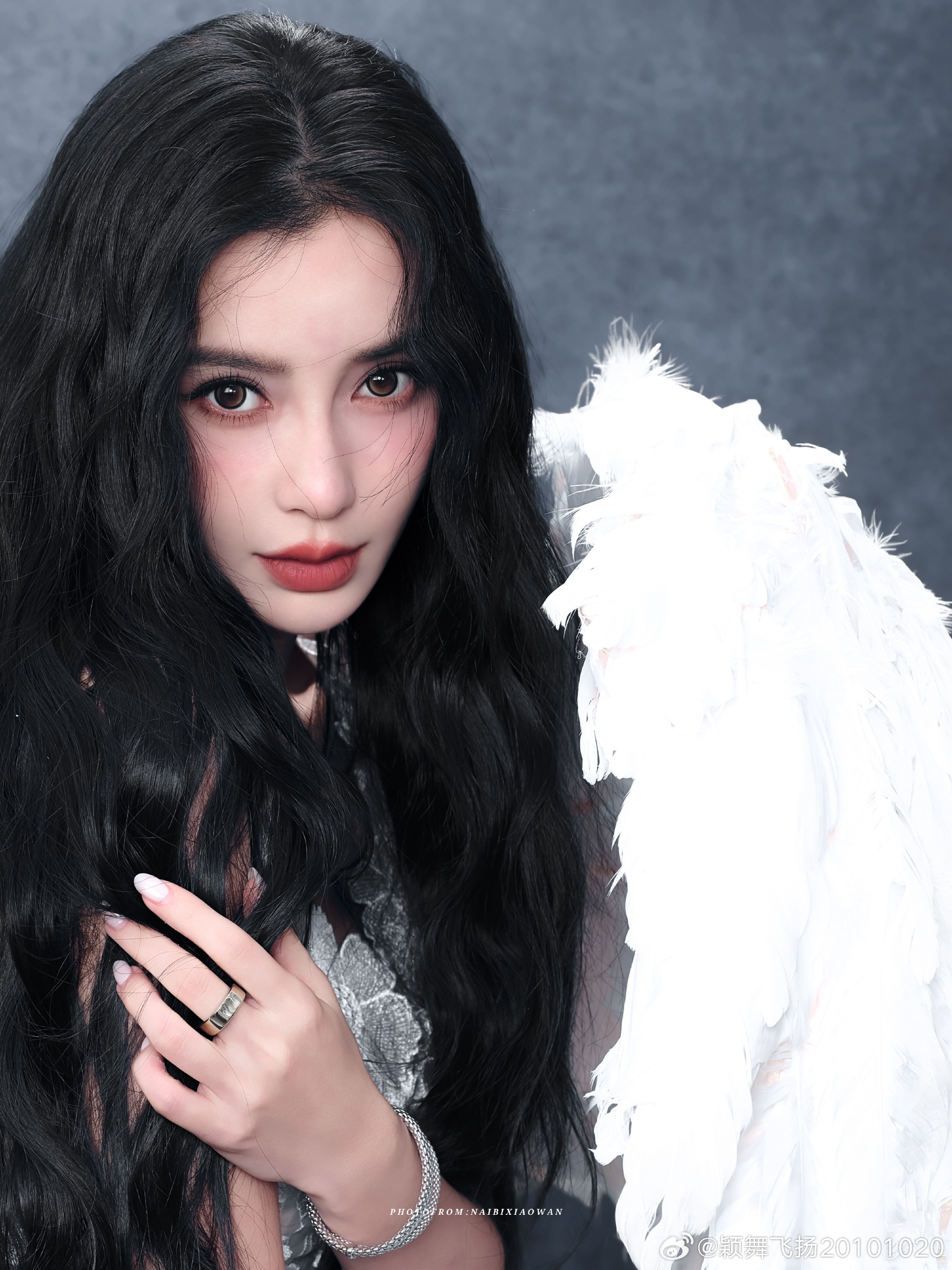 Angelababy咬花美神降临！人比花娇！🤩🤩🤩🤩[憧