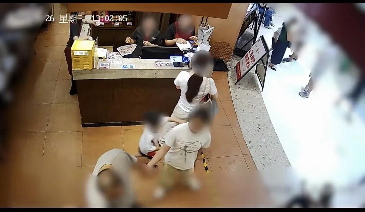 “摸臀”事件中，女子错在哪儿？第一错，在不小心碰到之后，回头一看是个4岁的小
