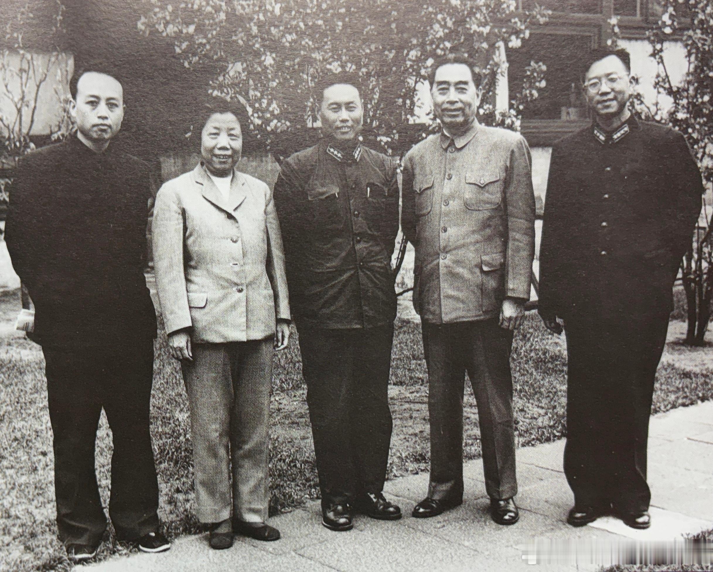 1963年4月12日周恩来和邓颖超在中南海西花厅接见“南京路上好八连”指导员（左